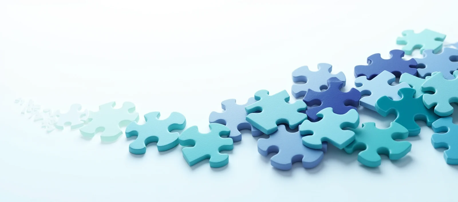 Peças de puzzle nos azuis da PrimeAtlantic, dispersas à esquerda e a encaixar-se à direita